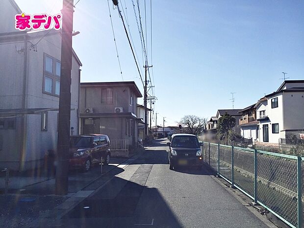 前面道路は見通しが良く、車の移動もスムーズに行えます。 