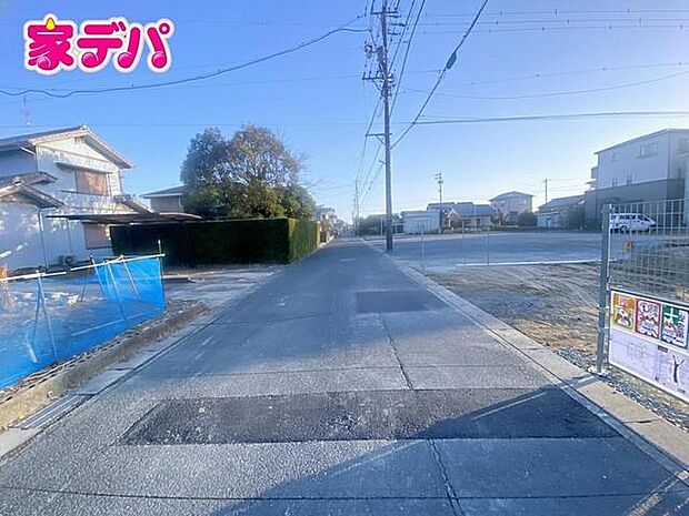 前面約5ｍ幅の道路に面しており、通行や駐車の際に余裕がある広さです。運転が苦手な方でもラクラク！ 