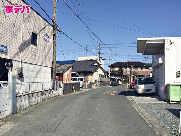 前面約5m幅の道路に面しており、通行や駐車の際に余裕がある広さです。運転が苦手な方でもラクラク!