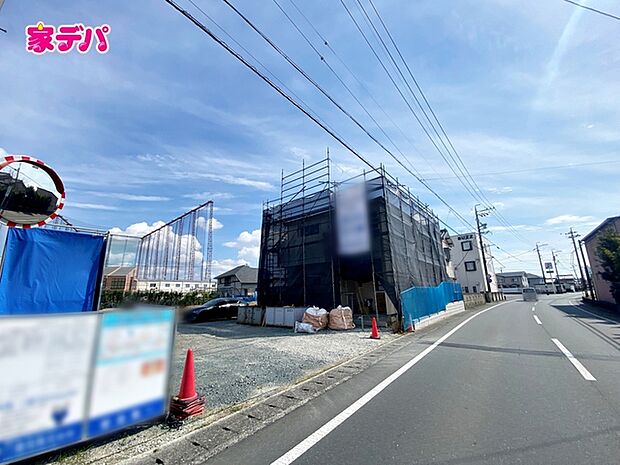 前面約8.7m幅の道路に面しており、通行や駐車の際に余裕がある広さです。運転が苦手な方でもラクラク!