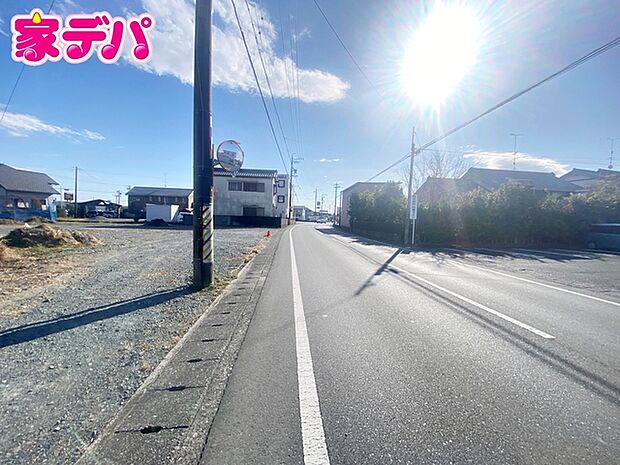 前面約8.7m幅の道路に面しており、通行や駐車の際に余裕がある広さです。運転が苦手な方でもラクラク!