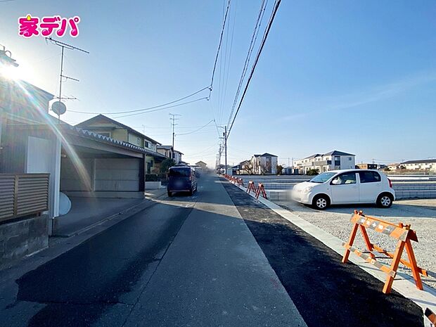 前面道路はゆとりの6m!車通りが少なく、駐車が苦手な方でも安心の道路幅です