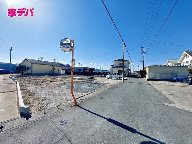 静かな住宅街で、車の出入りもスムーズです。 