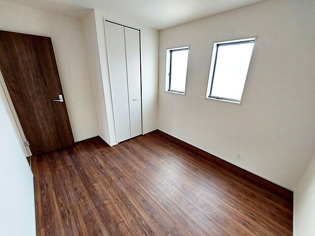 【洋室5.4帖】 お子様にとっての初めての「自分の部屋」。学習机やベッドの配置もラクラクです。