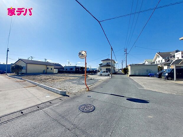 静かな住宅街で、車の出入りもスムーズです。 