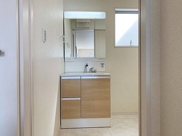 【施工例】洗面台の三面鏡の裏には収納があるので、見られたくないものの収納に便利