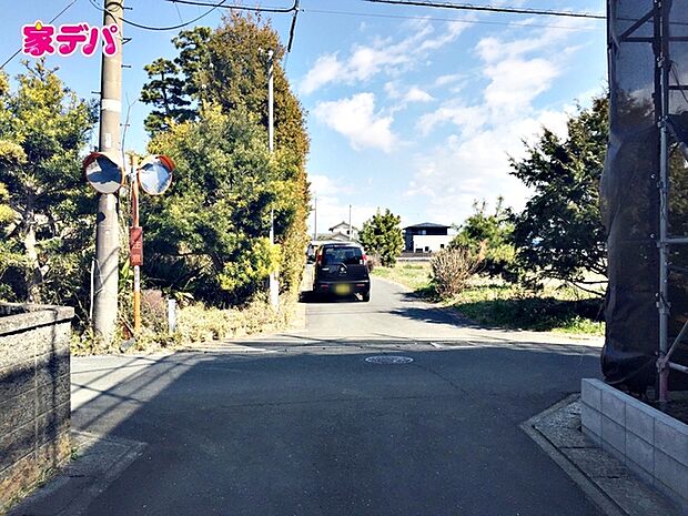 前面道路は見通しが良く、車の移動もスムーズに行えます。