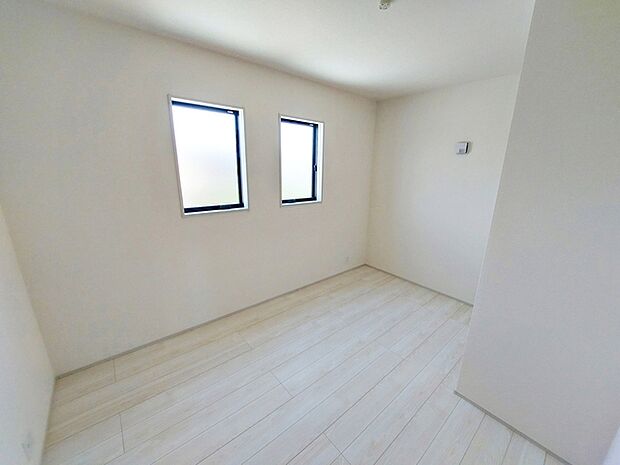 【洋室5.4帖】 お子様にとっての初めての「自分の部屋」。学習机やベッドの配置もラクラクです。