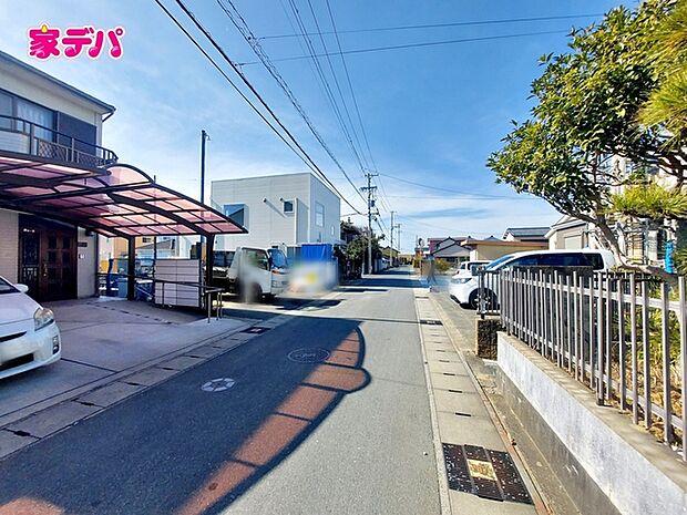 静かな住宅街で、車の出入りもスムーズです。 