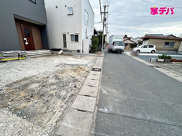静かな住宅街で、車の出入りもスムーズです。 