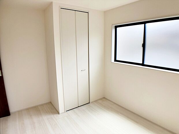 【洋室5.6帖】 お子様の一人部屋に最適な居室です。クローゼット付きで自然とお片付けできる環境に！ 