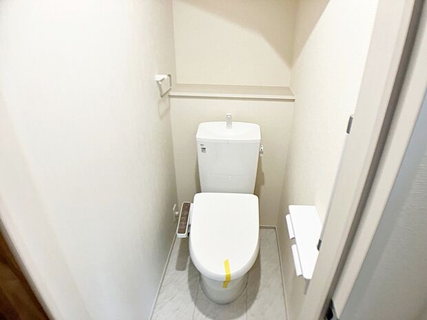 【トイレ】 各フロア1カ所ずつシャワー機能付トイレを設置しており、忙しい朝の混雑も解消!