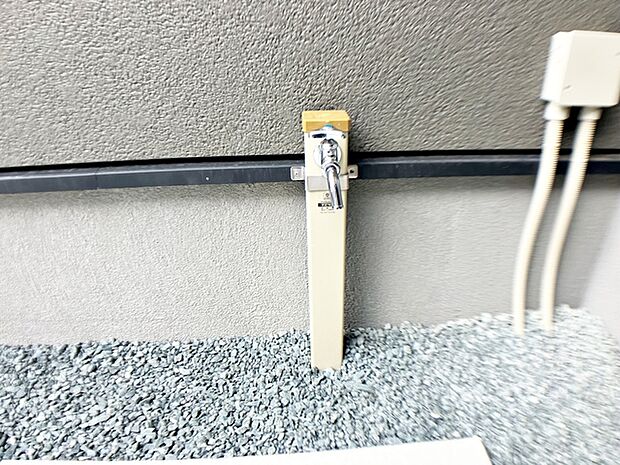 玄関横には立水栓が設置されています！お庭の水撒き、洗車、お掃除、お子様の水遊びなど便利です！ 