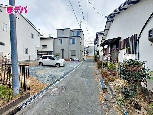 静かな住宅街で、車の出入りもスムーズです。