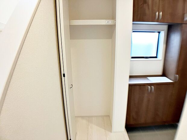 【1階ホール収納】 廊下には収納スペースを設けております!お出かけグッズや掃除用品の収納など、様々な面にご活用していただけます!