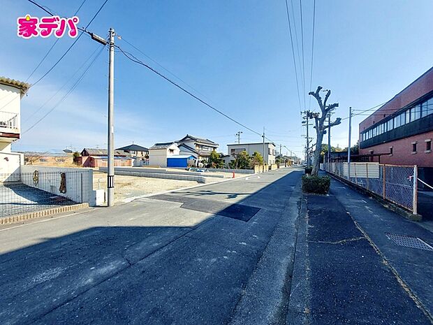 前面約9.3ｍ幅の道路に面しており、通行や駐車の際に余裕がある広さです。運転が苦手な方でもラクラク！ 