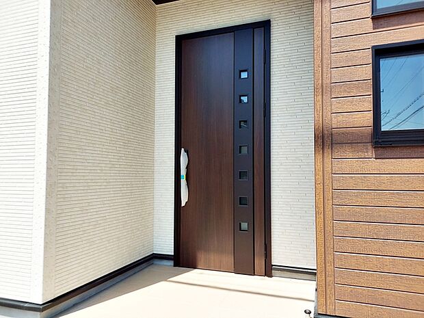 【玄関】 雨に濡れにくいお洒落な玄関ポーチがご家族のお帰りを明るくお迎えしてくれます。