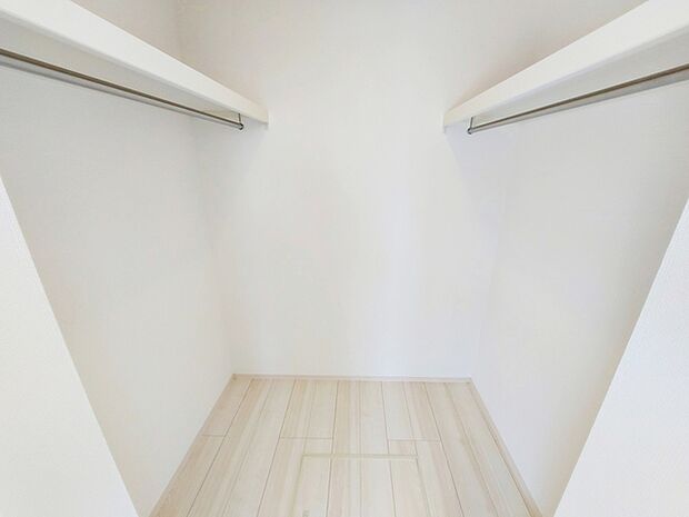 【ウォークインクローゼット】 WICは洋服、帽子、バッグなど全て収納可能!お部屋がスッキリ整理整頓できます!