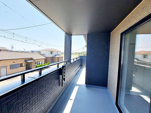 【バルコニー】 2部屋からアクセス可能なインナーバルコニー。急な雨の日の洗濯物も安心です!天気の良い日は、ご家族の洗濯物・お布団をまとめて干せます