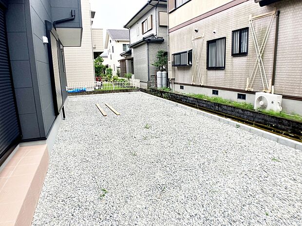 リビングからそのまま庭へ出られるため、お子さまの外遊びやガーデニング、家庭菜園などを身近に楽しめます。室内と庭を行き来しやすく、休日の過ごし方も広がる間取りです！ 
