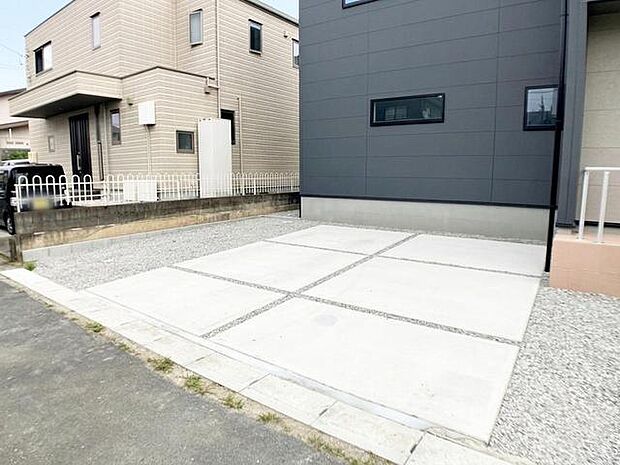 並列3台駐車可能なゆとりあるカースペース。玄関の目の前まで車を寄せられるので、雨の日や荷物が多い日も移動がスムーズ。毎日のお買い物やお出かけの際にも便利で、使い勝手の良い駐車スペースです。 