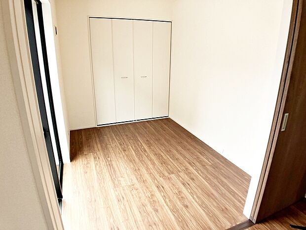 【洋室4帖】 リビングと続き間の洋室。オープンにして大空間にしたり、クローゼットもあるので個室として使用することもでき便利です。