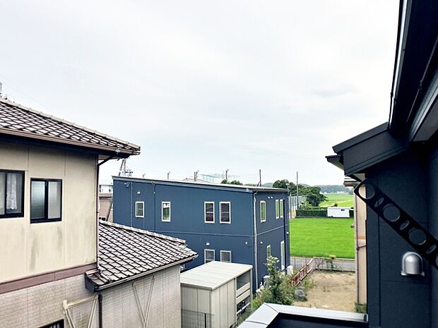 バルコニーからは閑静な街並みを望むことができ、外の空気を感じながら過ごせるスペースです。日常の中で外の景色を眺めることで気分転換もしやすく、ほどよい開放感も感じられます。 