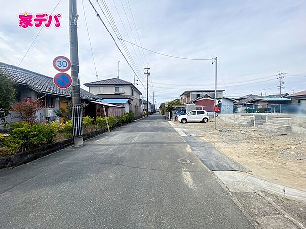 前面約6m幅の道路に面しており、通行や駐車の際に余裕がある広さです。運転が苦手な方でもラクラク!