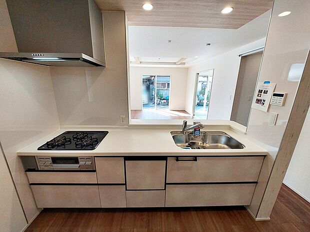 【キッチン】 小さなお子様にも目が届く、使い勝手の良い対面キッチンで楽しくお料理ができます！ 