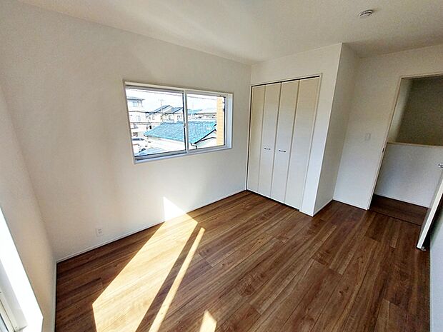 【洋室6帖】 お子様の一人部屋に最適な居室です。クローゼット付きで自然とお片付けできる環境に！ 