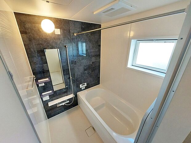 【浴室】 ゆったり入れる浴槽、一日の疲れを癒してくれるくつろぎのバスタイムを…