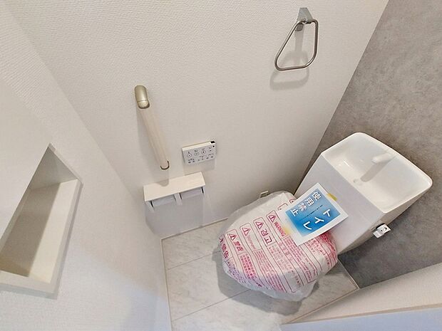 【トイレ】 多機能な温水洗浄便座付きでお掃除がしやすい、清潔なトイレです 