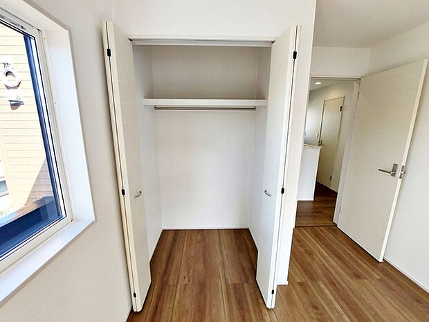 パイプハンガー付きのクローゼットは服を畳まず収納でき大切な衣類をシワや日焼けから守ります。 