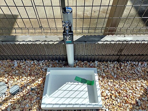 駐車場脇には立水栓が設置されています！お庭の水撒き、洗車、お掃除、お子様の水遊びなど便利です！ 