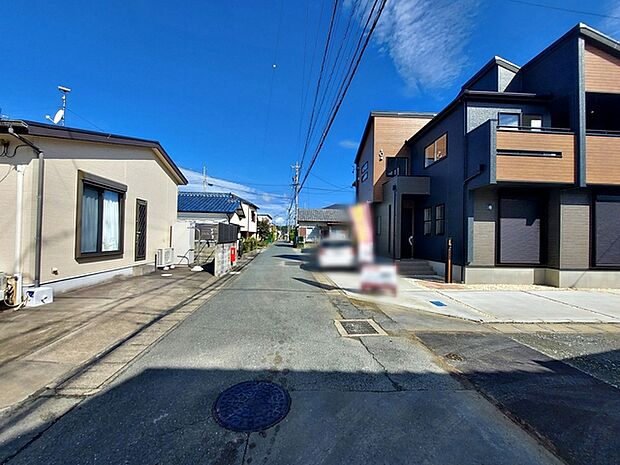 前面道路：西側約4ｍ幅、前面は車通りの少ない道路。お車の出し入れが苦手な方も安心ですね。 