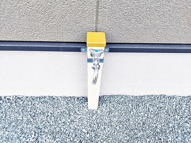 玄関横に立水栓があるので、お庭の水やりや洗車、外まわりのお掃除もスムーズ。夏にはお子様の水遊びにも活用でき、屋外でのさまざまなシーンで便利に使える、うれしい設備です。