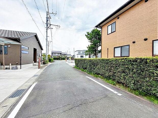 前面道路:西側約5.4m幅。 ゆとりがあり、車の出し入れや駐車もスムーズに行えます。見通しも良く、毎日のお出かけやお買い物も快適。