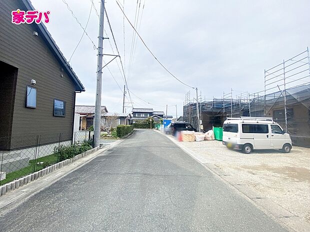 前面道路は見通しが良く、車の移動もスムーズに行えます。 