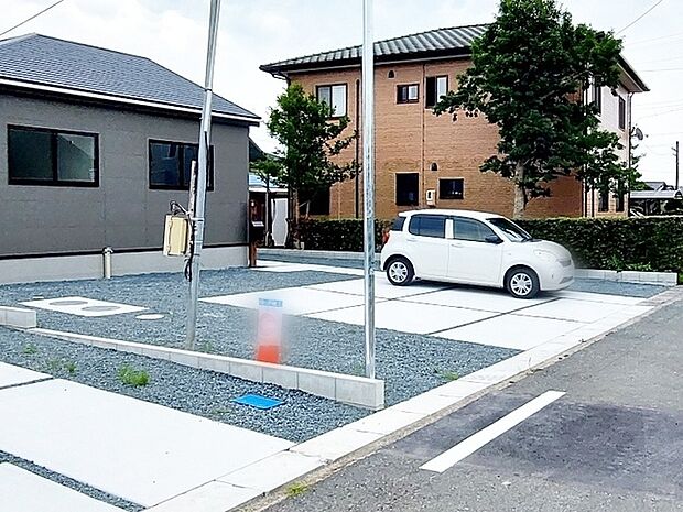 駐車場は3台分を確保し、並列で駐車できます。車同士の入れ替えが不要なので、毎日の車の出し入れもスムーズ。駐車しやすく、お車をよく利用する方にも使い勝手の良い駐車スペースです。