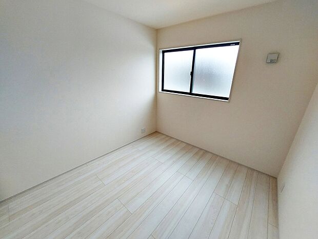 【洋室5.4帖】 腰窓を採用した洋室で、家具やデスクの配置がしやすくレイアウトの自由度が高いのが特徴です。子供部屋や書斎としても使いやすく、日差しを取り込みながら快適にお過ごしいただけます!