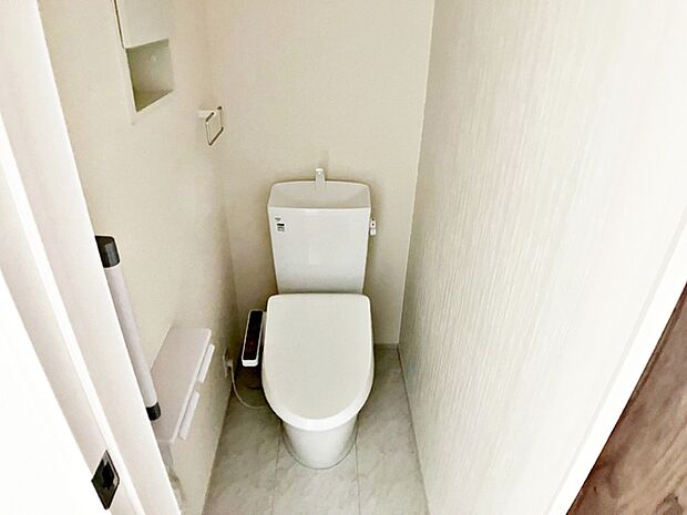 【トイレ】 シャワー機能付きトイレを2ヶ所に設置しており、朝の忙しい時間帯でもスムーズに利用できるため、混雑の軽減にもつながります。