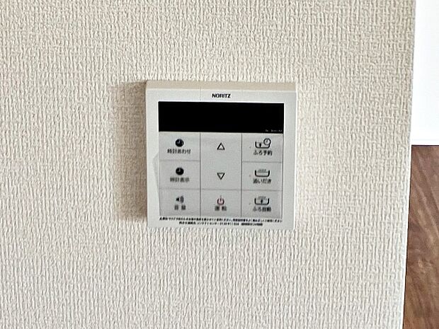 【オートバス】 給湯リモコンでお湯はりや温度調整をボタン操作で行えるため、浴室に行く手間を省きながら準備が進められます。オートバス機能により自動でお湯はりができ、入浴準備の手間が軽減できます!