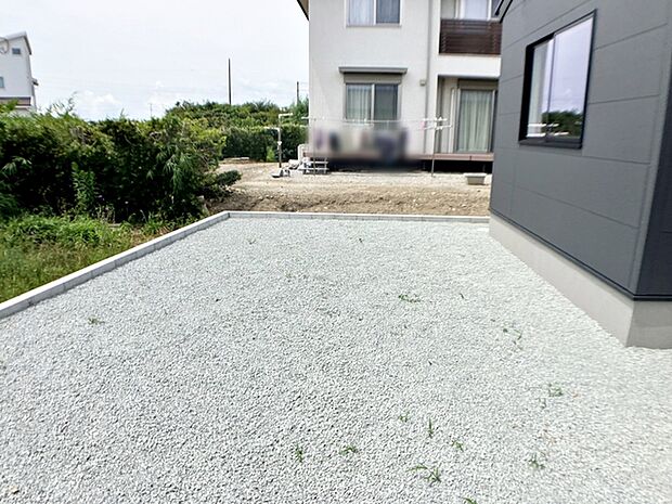 プランターにハーブやお花を植えてガーデニングを楽しんだり、お気に入りの植物を育てたりと、使い方は自由自在。