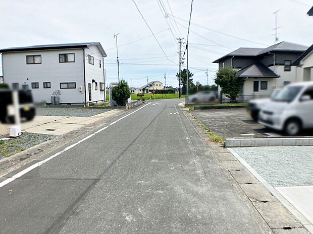 前面道路：北東側約5.6ｍ幅 静かな住宅街で車通りも比較的少なく、毎日の車の出し入れもスムーズ。駐車や切り返しもしやすく、ゆとりを持って運転できるので、毎日快適にお使いいただけます。 