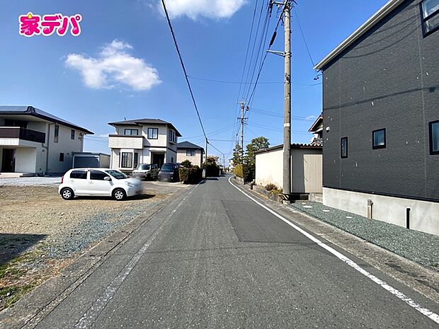 前面道路は約5.6mあり駐車もスムーズに行えます