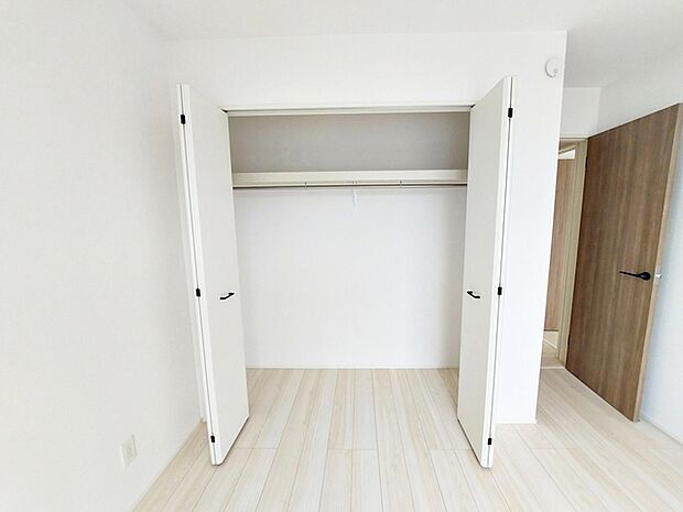 【クローゼット】 クローゼット付きでいつもお部屋はスッキリ!全居室にある収納スペースは住みやすさへのこだわりです。