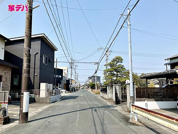 前面道路も広く車通りも少ないので、運転が苦手な方でも自分のペースで駐車ができます 