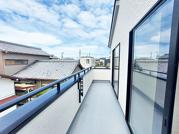 【バルコニー】 2部屋から出入り可能な陽当りの良い横長のバルコニー。  