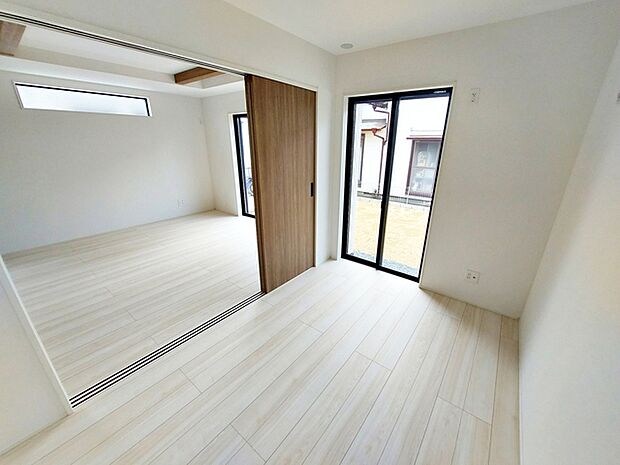 【洋室4.37帖】 リビングと続き間の洋室。オープンにして大空間にしたり、クローゼットもあるので個室として使用することもでき便利です。