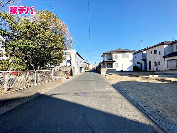 前面道路は公道で、車のすれ違いもらくらく広々6mの幅があります